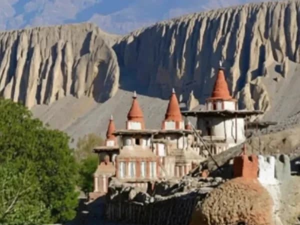 Chele village on the cliff above the Kali Gandaki, Upper Mustang